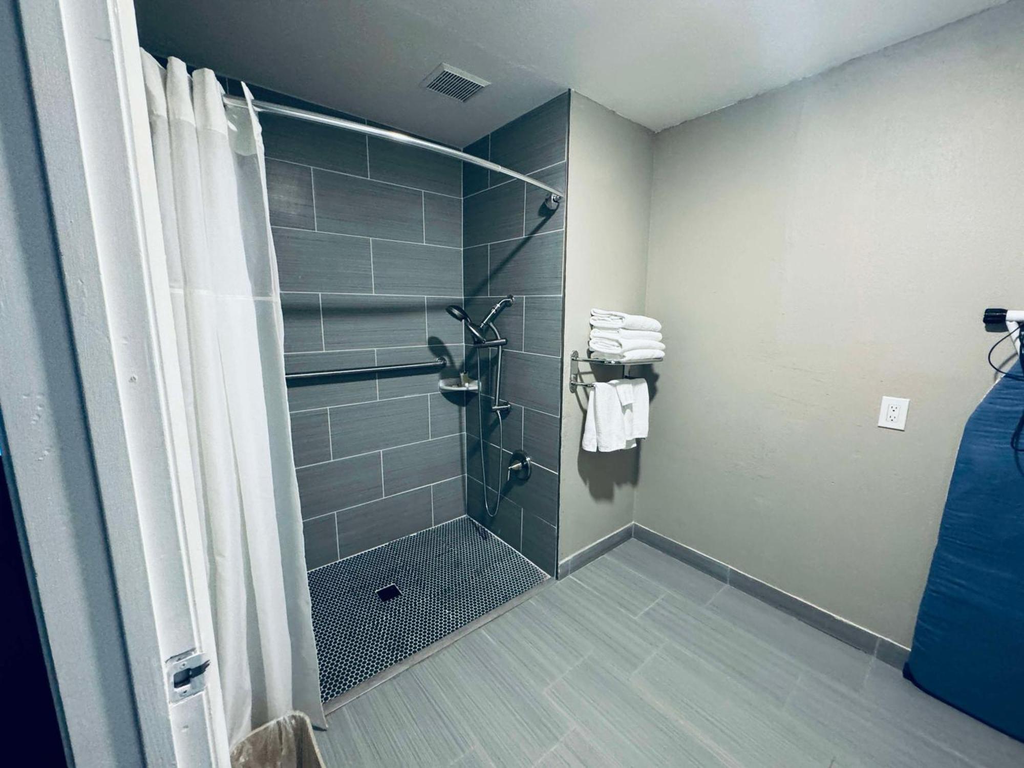 Surestay By Best Western Fresno Central Exterior foto
