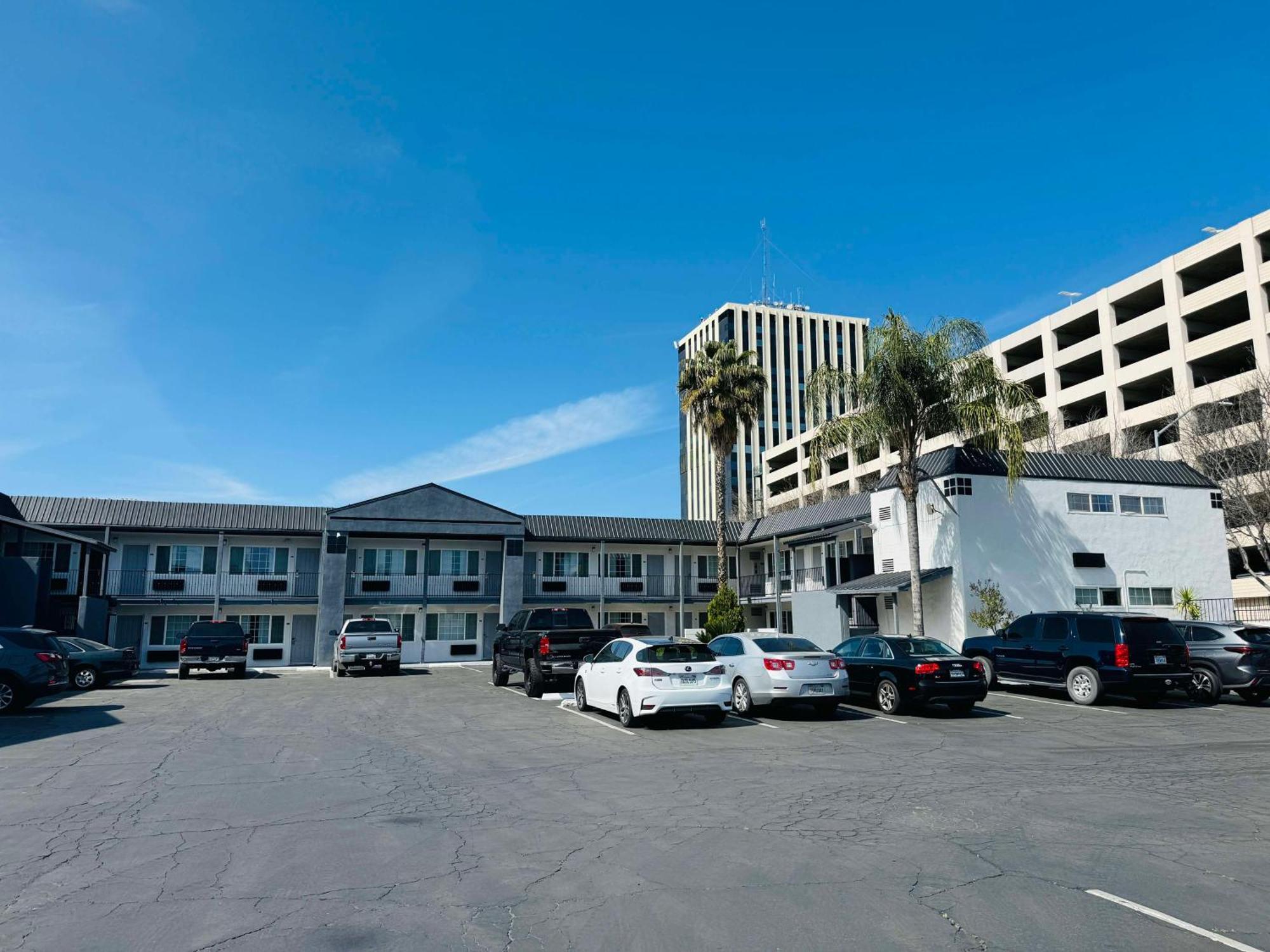 Surestay By Best Western Fresno Central Exterior foto